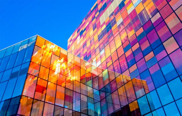 Krydre på kontoret med interiør i glade farger