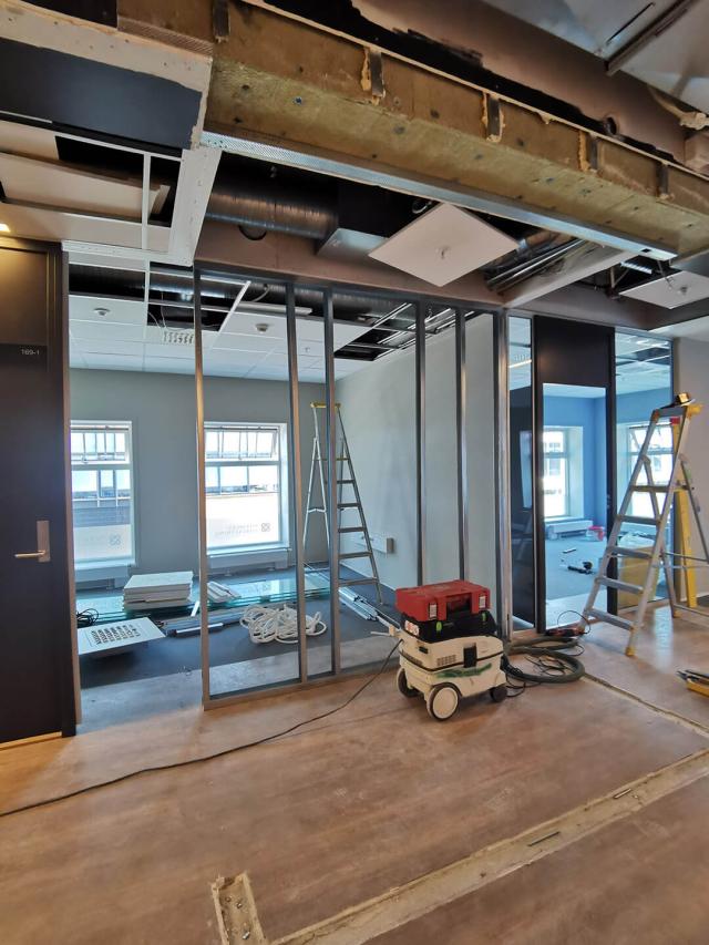 møterom med møbler