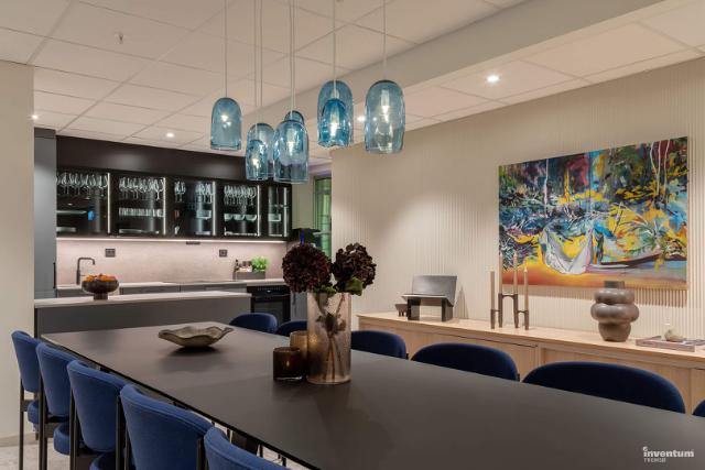 møterom med møbler