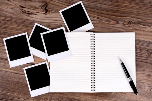 kolleager står ved en pult og samarbeider